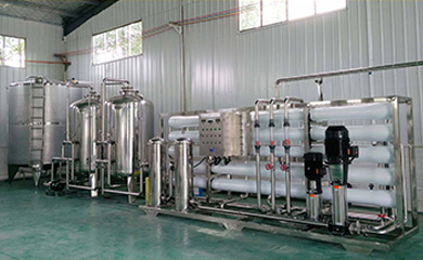       反滲透技術(shù)是膜分離技術(shù)，與前置預(yù)處理系統(tǒng)配套使用；利用高壓泵的加壓，反滲透膜的截留，可有效去除水中固體溶解物、有機(jī)物、膠體、微生物以及細(xì)菌等雜質(zhì)。具有應(yīng)用范圍廣、主動(dòng)化程度高、占地少、能耗低、出水水質(zhì)好。