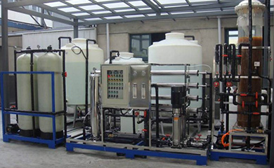 電鍍涂裝行業(yè)中，為了增加鍍件表面光潔度、亮度、附著力，電鍍液的配制需要用電導(dǎo)率在15uS/cm以下的純水，另外在鍍件漂洗時(shí)也需用電導(dǎo)率在10uS/cm以下純水來清洗。