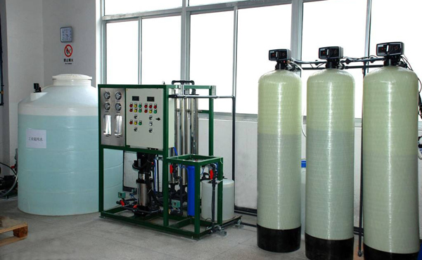 離子交換設(shè)備是通過離子交換樹脂在電解質(zhì)溶液中進(jìn)行的，可去除水中的各種陰、陽離子，是制備高純水工藝流程中不可替代的手段。離子交換器分為陽離子交換器、陰離子交換器等。 當(dāng)原水通過離子交換柱時(shí)，水中的陽離子和水中的陰離子（HCO-等離子）與交換柱中的陽樹脂的H+離子和陰樹脂的OH-離子進(jìn)行交換，從而達(dá)到脫鹽的目的。陽、陰混柱的