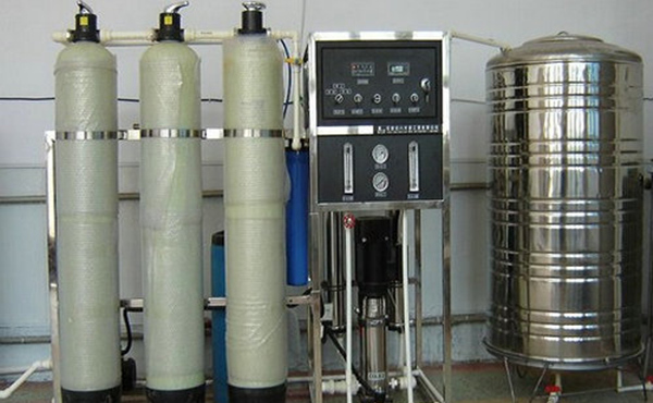 電子工業(yè)生產(chǎn)或者配件清洗需用到純水，水質(zhì)的高低也會(huì)影響生產(chǎn)。電子工業(yè)的高速發(fā)展表明一個(gè)國(guó)家的高新技術(shù)產(chǎn)業(yè)有了長(zhǎng)足進(jìn)步，我國(guó)幾十年來(lái)特別是進(jìn)入新世紀(jì)以來(lái)電子行業(yè)的有了穩(wěn)定快速的發(fā)展。電子工業(yè)包括半導(dǎo)體、芯片、線路板等，這些與人們的現(xiàn)在的生活密切相關(guān)。