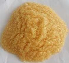 軟化樹脂是專用于軟化硬水的一種專用樹脂，通過離子交換技術(shù)，使水的硬度小于50 mg/L(CaCO3)。離子交換是一種特殊的動態(tài)吸附過程，一般是由不溶于水的離子交換劑在電解質(zhì)溶液中進行，這種離子交換劑即為離子交換樹脂。