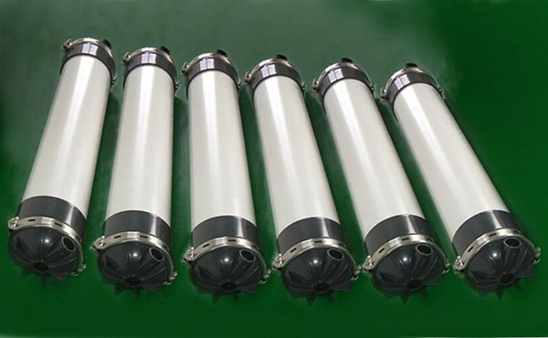 超濾膜，是一種孔徑規(guī)格一致，額定孔徑范圍為0.001-0.02微米的微孔過濾膜。在膜的一側(cè)施以適當壓力，就能篩出小于孔徑的溶質(zhì)分子，以分離分子量大于500道爾頓、粒徑大于2～20納米的顆粒。超濾膜是最早開發(fā)的高分子分離膜之一，在60年代超濾裝置就實現(xiàn)了工業(yè)化。