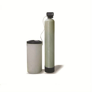        陽離子交換床主要功能是通過強(qiáng)酸型陽樹脂的作用去除水中的鈣、鎂離子，使水中的硬度<3-10mg/L（CaCO3）降低，從而達(dá)到生產(chǎn)用水需求。陽離子交換床采用玻璃鋼、A3碳鋼或者是不銹鋼罐體，此罐耐腐蝕，堅(jiān)固，沒有其他物質(zhì)釋放出來。此軟化水系統(tǒng)可根據(jù)原水水質(zhì)來設(shè)定產(chǎn)水量和再生周期。陽離子交換床內(nèi)裝有高效強(qiáng)酸陽樹脂，顆粒度均勻，強(qiáng)