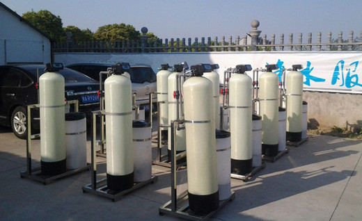 鍋爐軟化水設(shè)備分為時(shí)間控制型、流量控制型，連續(xù)供軟水系統(tǒng)型多種系列，有單閥單罐、單閥雙罐、雙閥雙罐并聯(lián)、大型多閥多罐串聯(lián)等多種組合形式，滿足用戶不同用水需求。